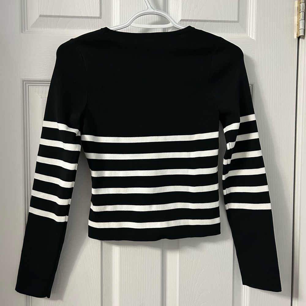 Elegant Black and White Cropped Striped Long Sleeve Sweater - Picture 2 of 4
